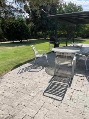 Outdoor dining - Comfortable 4/2 Country Home Lots of Parking -Close to Hwy 99 and 132 (Modesto)
