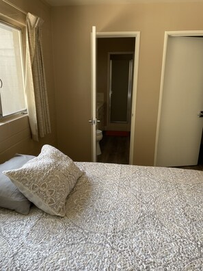 Room - Comfortable 4/2 Country Home Lots of Parking -Close to Hwy 99 and 132 (Modesto)
