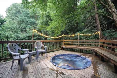 Outdoor spa tub. Beautiful 2bdrm Cabin°Hot Tub°Balcony°Parking°