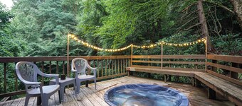 Beautiful 2bdrm Cabin°Hot Tub°Balcony°Parking°