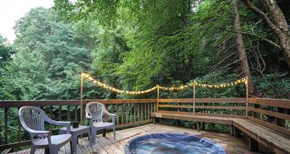 Beautiful 2bdrm Cabin°Hot Tub°Balcony°Parking°