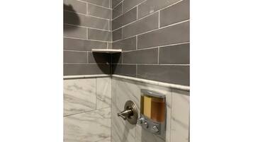 Ducha, secador de pelo, toallas, jabón