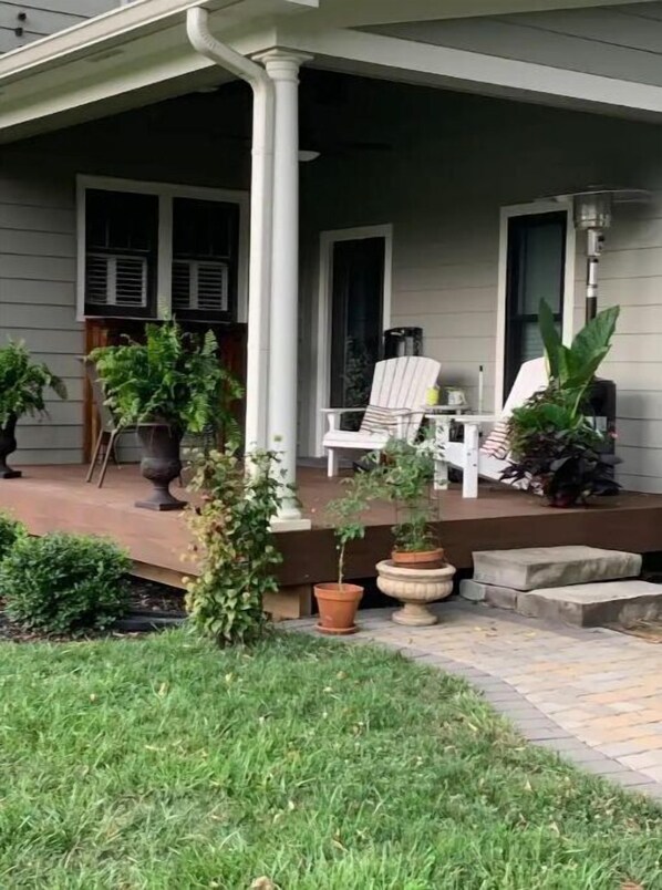 Terrace/patio - A Room Off Broadway, a prime downtown hideaway (Bardstown)