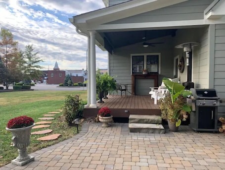 Terrace/patio. A Room Off Broadway, a prime downtown hideaway