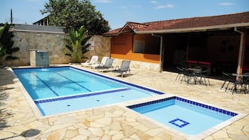Una piscina al aire libre