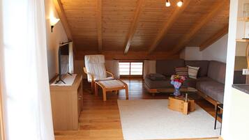 Älytelevisio, pöytätennispöytä, kirjoja