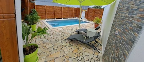 Una piscina al aire libre