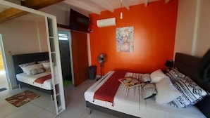 Une chambre à coucher avec un lit, une armoire et un tableau accroché au mur.