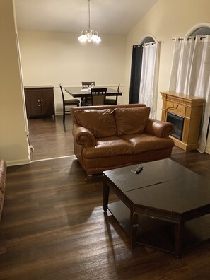 Living area - 3 bedroom kid and pet friendly (Stone Mountain)