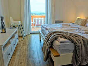 4 bedrooms, free WiFi - Wonderful private villa for 8 people with WIFI, TV and terrace (Lojzova Paseka)