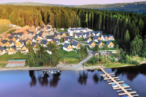 Wasser, Wasservorräte, Eigentum, Pflanze, Gebäude, Baum, Natürliche Landschaft, Azurblau, See, Himmel