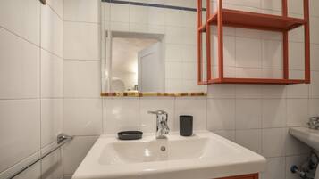 Doccia, set di cortesia gratuito, asciugacapelli, bidet