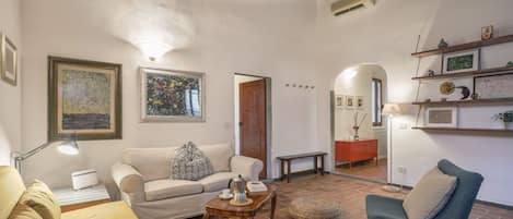 Een televisie en boeken