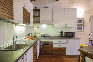 Frigorifero, microonde, forno, piano cottura