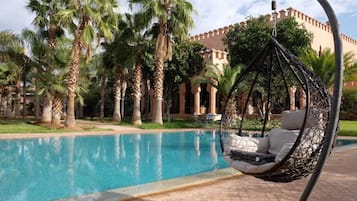 Piscine couverte, piscine extérieure