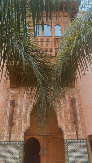 تفاصيل الفندق من الخارج