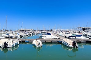 A marina with numerous boats docked at wooden piers. - Appartment Zephyrus by DENIA COSTA (Dénia)