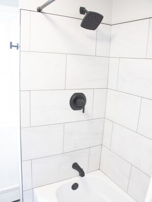 Haartrockner, Handtücher, Seife, Shampoo