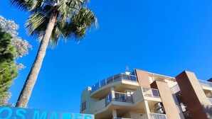 A multi-story building with balconies and a sign that reads 'OS MARES'. - Apartament Los Mares by DENIA COSTA (Dénia)
