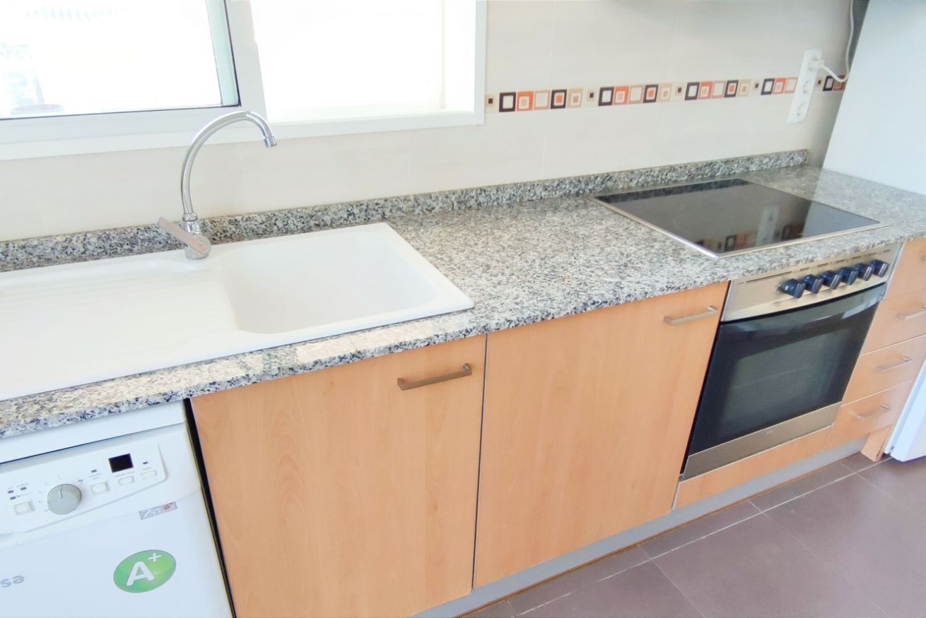 Réfrigérateur, four à micro-ondes, un four, lave-vaisselle