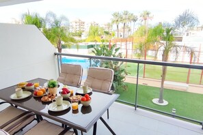 Outdoor dining - Apartament Victoria Playa by DENIA COSTA (Denia)