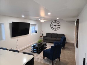 Smart TV, books - Bright Charm Basement in Arvada | Hilltop Hideout (Arvada)