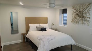 3 slaapkamers, een bureau, een strijkplank/strijkijzer, reisbedje