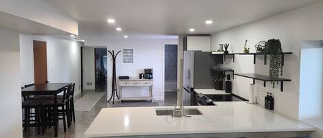 Frigorífic, microones, forn i placa de cuina