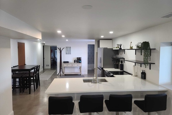 Réfrigérateur, four à micro-ondes, un four, surface de cuisson