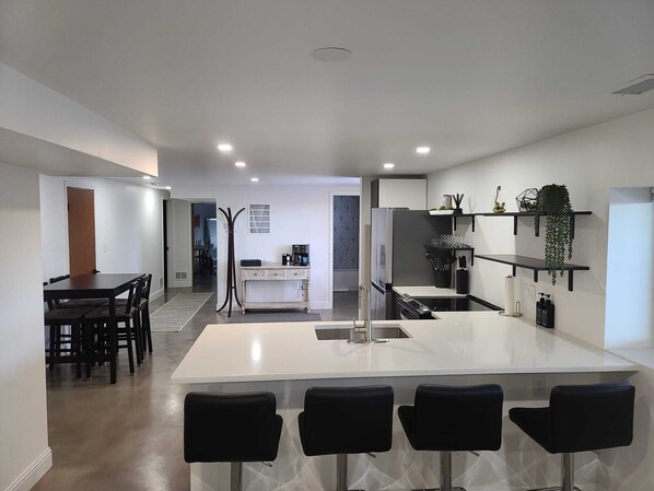 Frigorífico, microondas, horno y placa de cocina