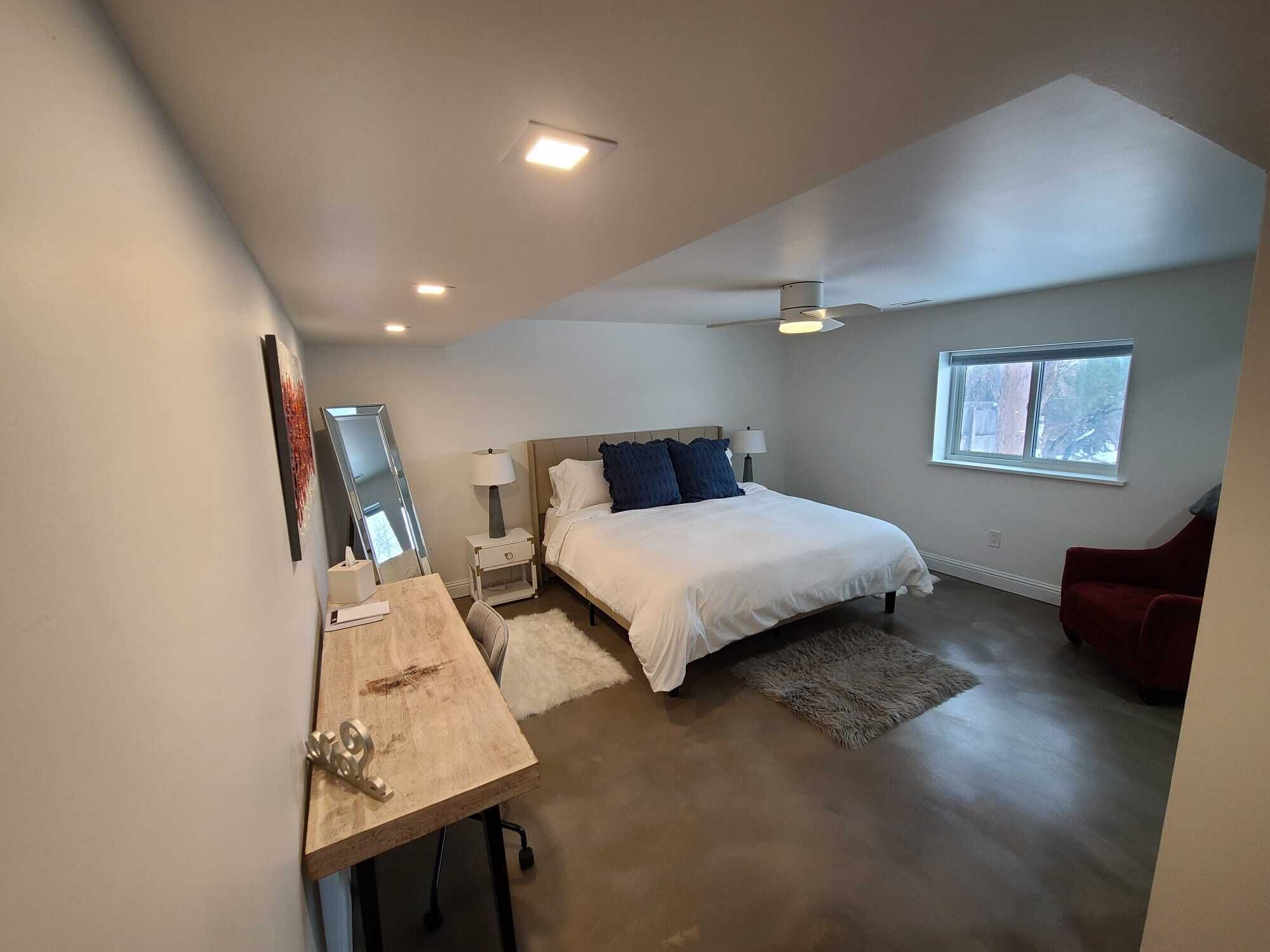 3 habitaciones, escritorio y tabla de planchar con plancha 