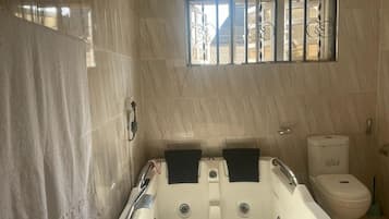Chuveiro, secador de cabelo, toalhas de banho, sabonete
