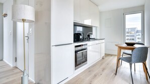 Kjøleskap, mikrobølgeovn, ovn og kokeplater
