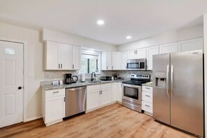 Refrigerador, microondas, horno y parrilla de estufa 