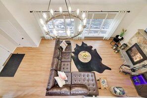 Smart TV, chimenea y videojuegos 