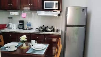 Fridge, stovetop, blender, cookware/dishes/utensils