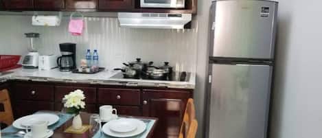 Fridge, stovetop, blender, cookware/dishes/utensils