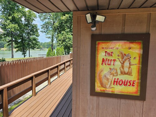 Lake Themed Cabin - Direct Water Access - Free Kayaks
