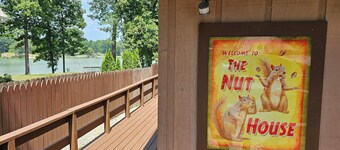 Lake Themed Cabin - Direct Water Access - Free Kayaks
