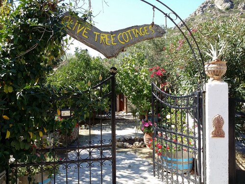 2-Bed 2-Bath Olive Tree Cottage - Sleeps 4