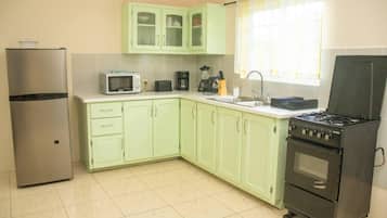 Refrigerador, microondas, horno y cafetera y tetera