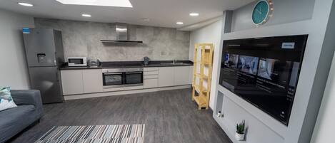 冷蔵庫、電子レンジ、オーブン、コンロ