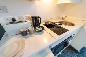 Fridge, microwave, oven, stovetop - Spacious Comfortable studio near the university (Birmingham)