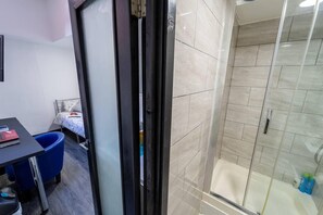 Ducha, secador de pelo y toallas