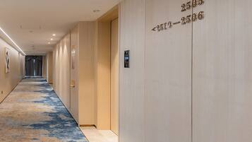 Business Single Room, 1 Queen Bed | Free WiFi