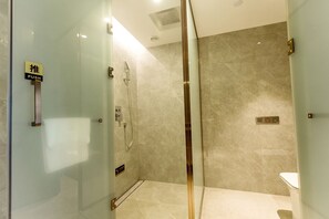 Business Single Room, 1 Queen Bed | Bathroom | Slippers - Huanyu Metropark Hotel (Xi'an)