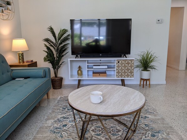 Smart TV, chimenea, libros y estéreo 