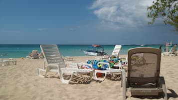 Plage, chaises longues