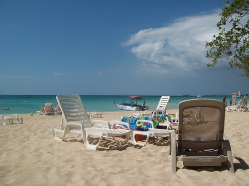 2 BDR Apt F25 on 7 Mile Beach at Negril Beach Club