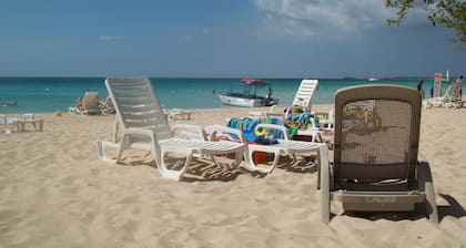2 BDR Apt F25 on 7 Mile Beach at Negril Beach Club